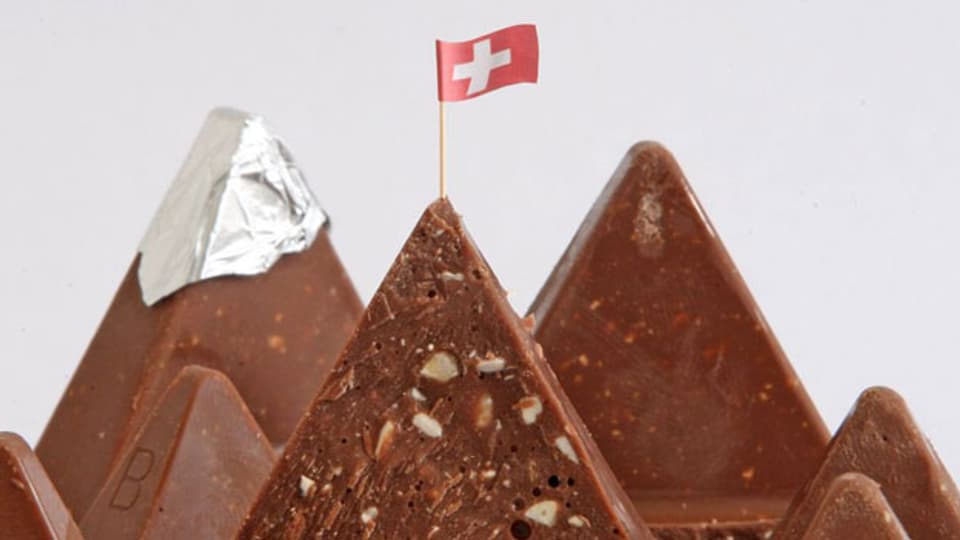 Toblerone gehört zwar längst einem US-Konzern. Hergestellt aber wird die Schokolade in der Schweiz, aus 100 Prozent Schweizer Milch.