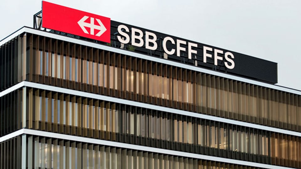 Logo der SBB am Hauptsitz in Bern.