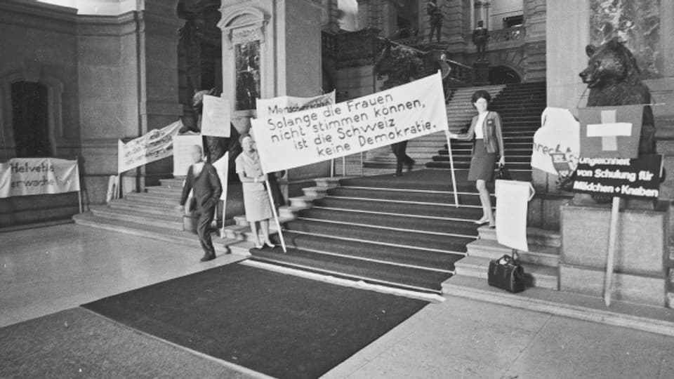 Frauen demonstrieren 1969 im Bundeshaus - der Kampf um das Frauenstimmrecht begann aber schon viel früher.