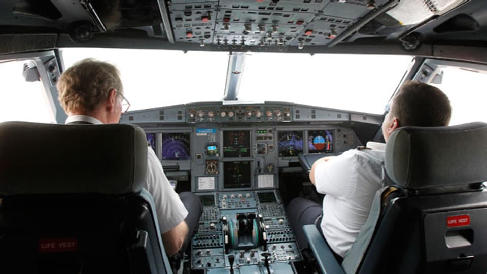 Wenn der Pilot oder Co-Pilot das Cockpit verlässt, muss vorübergehend ein anderes Crew-Mitglied vorne Platz nehmen. Symbolbild.