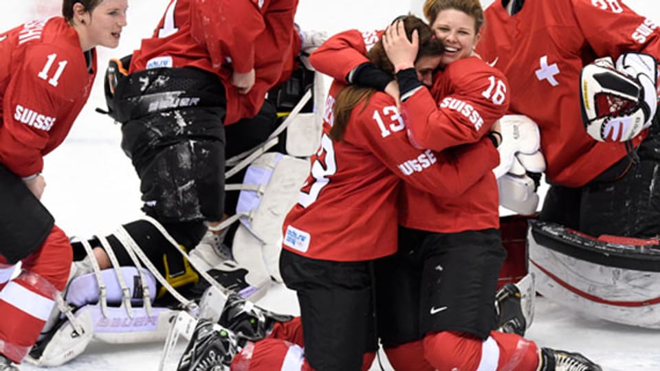 Nur mit weiteren internationalen Erfolgen können die Eishockey Frauen die Aufmerksamkeit auf ihren Sport lenken. Bild von den Olympischen Winterspielen in Sotschi 2014.