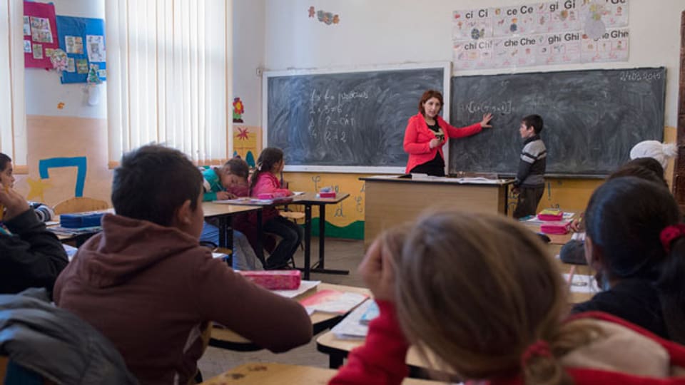 Eine Lehrerin in der Schule zur Integration von Romas und anderen Minderheiten am 24. März 2015 in Gradinari. Im Rahmen des Erweiterungsbeitrags beteiligt sich die Schweiz autonom an Projekten in Rumänien.