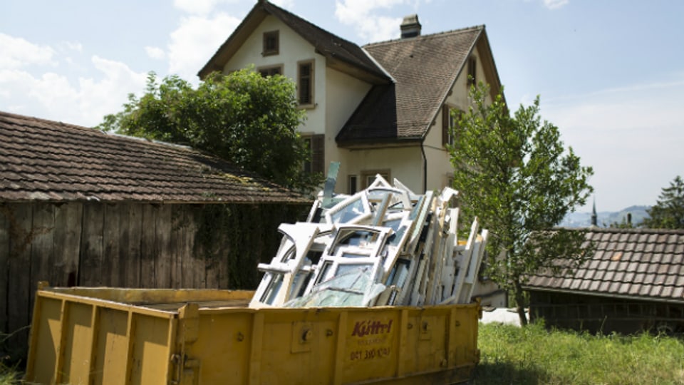 Energetische Sanierung: Die Fenster an einem Haus in Vitznau werden ersetzt.