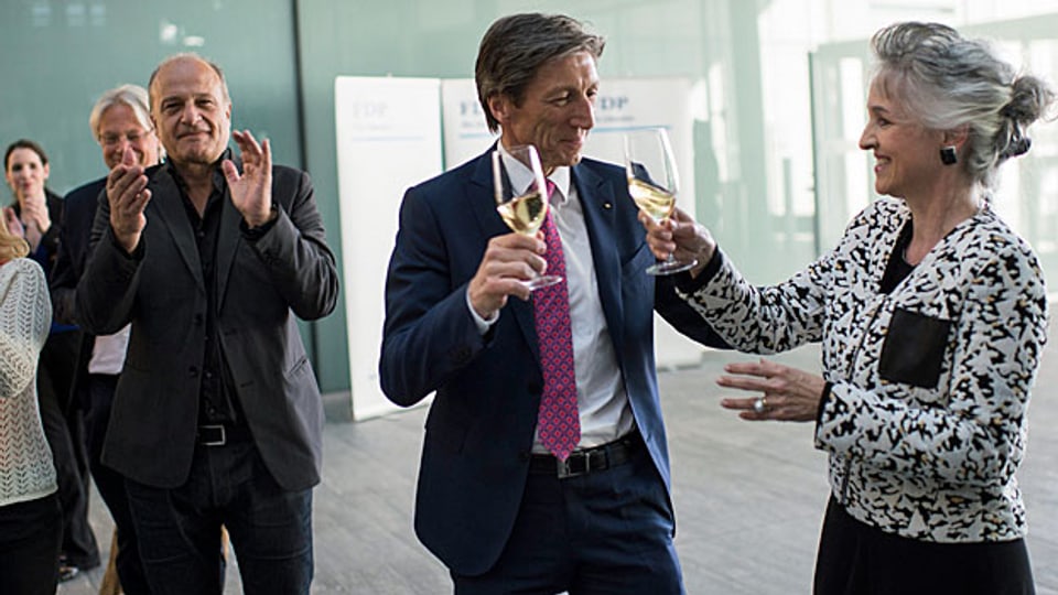 Grund zum Feiern: Zwei neue Regierungsmitglieder der FDP: Thomas Heiniger und Carmen Walker Späh, mit Parteikollegen.
