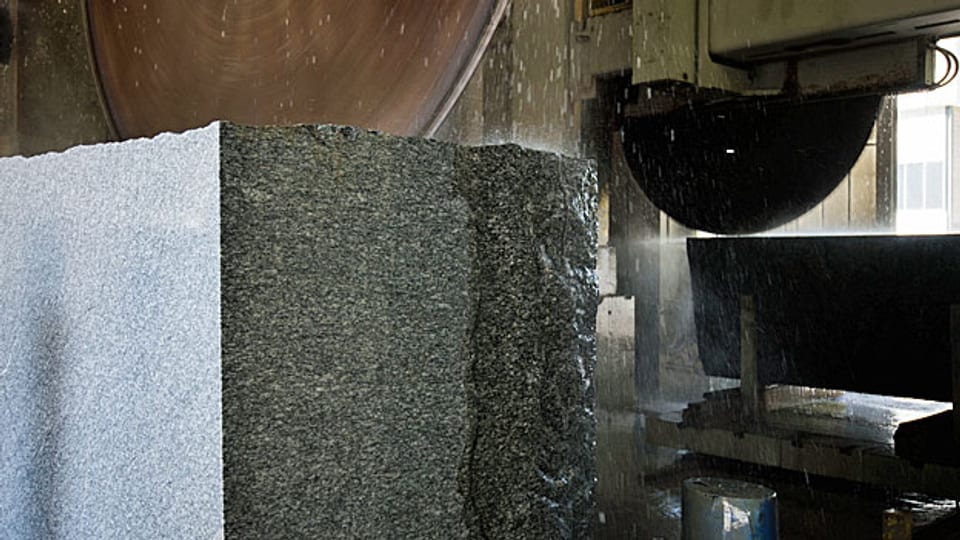 Das Herzstück der Ausstellung der Kantone Uri, Graubünden, Wallis und Tessin: Cresciano Gneis vom Gotthard-Steinbruch. Der Granitblock ist gut 20 Tonnen schwer.
