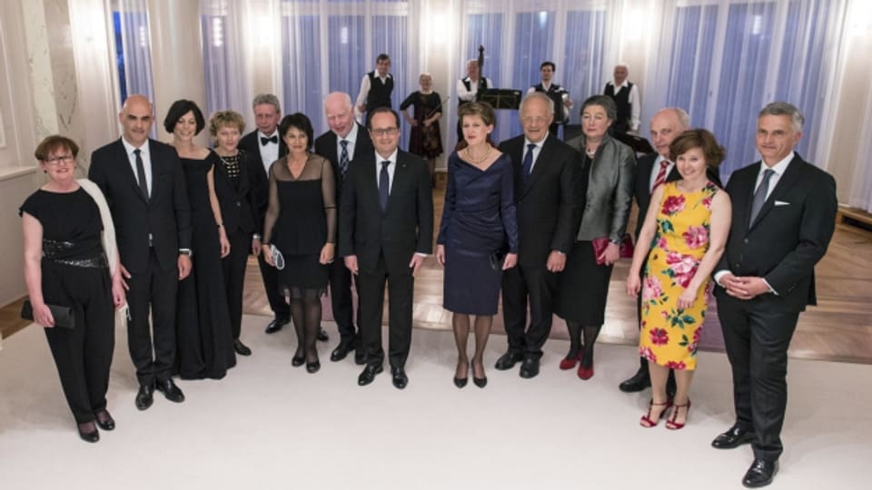 Frankreichs Präsident Hollander und der Gesamtbundesrat am 15. April 2015.