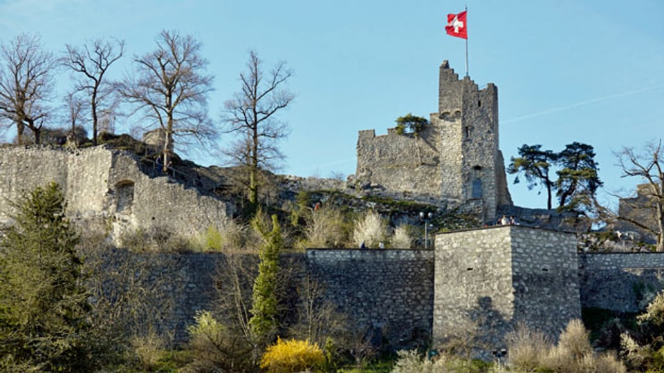Höhenburg-Ruine Stein bei Baden. Die Eidgenossen zerstörten die Burg im Jahr 1415 erstmals. Die Stadt liess sie neu aufbauen, die Burg wurde jedoch 1712 während des Zweiten Villmergerkrieges erneut zerstört.