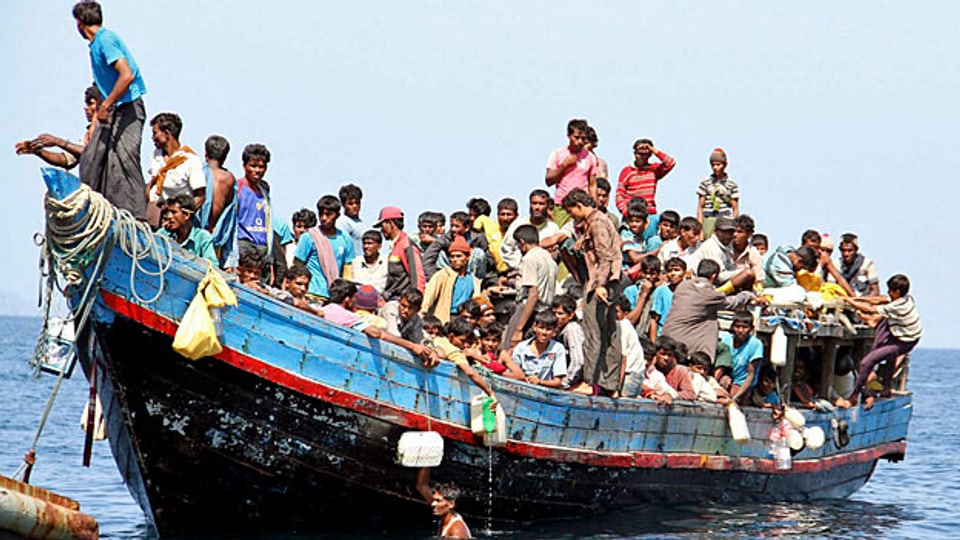 Vor der Küste der thailändischen Insel Phuket gerettet: Ein Schiff voller Flüchtlinge von der muslimischen Minderheit der Rohingya aus Burma.