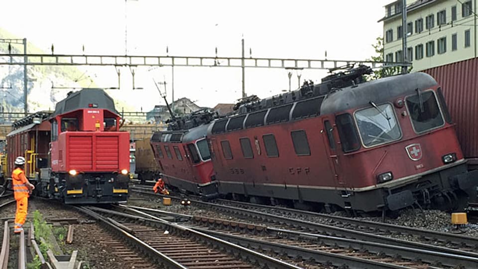 Die beiden Lokomotiven des einen Zugs entgleisten, ebenso drei Waggons des zweiten Zugs. Verletzt wurde niemand, auch gefährliche Güter hatten die beiden Züge laut SBB nicht geladen.