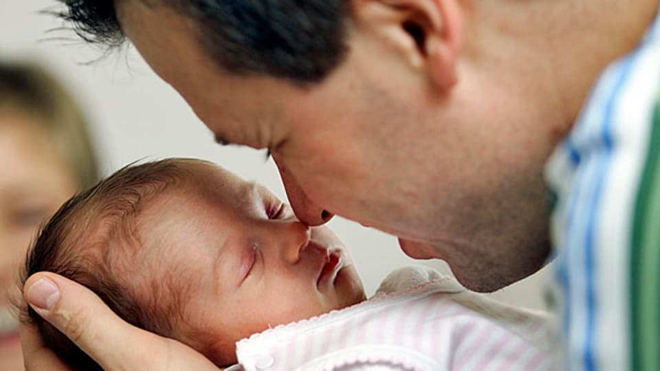 Mütter in der Schweiz haben seit zehn mindestens 14 Wochen Mutterschaftsurlaub. Immer häufiger möchten auch Väter in den ersten Tagen ihr Kind wiegen.