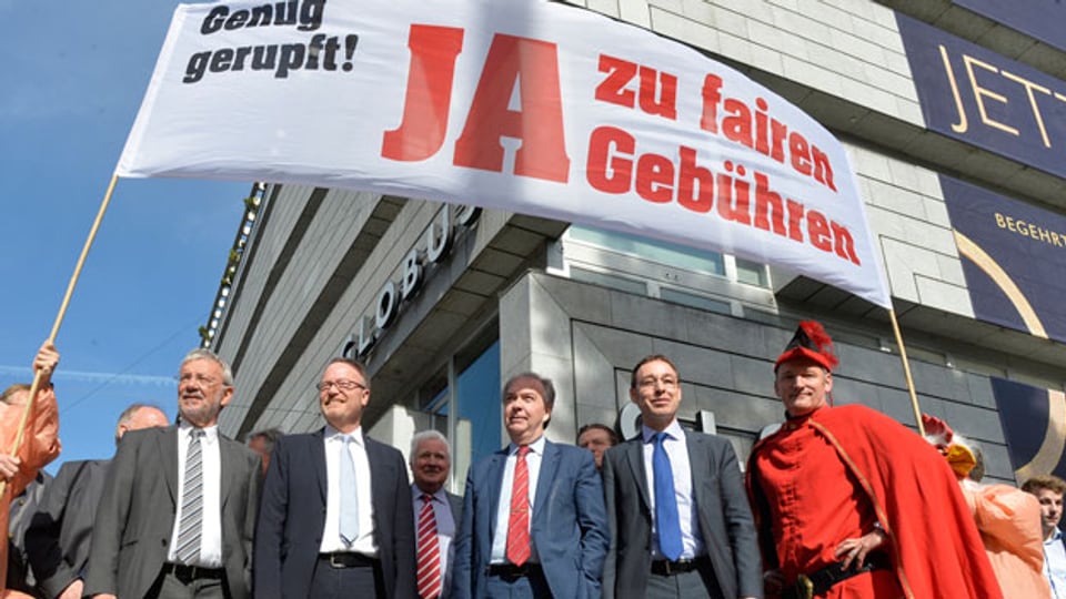 Mitglieder des Komitees der Kantonalen Volksinitiative «JA zu fairen Gebühren» bei einer Kundgebung an der Zürcher Bahnhofstrasse am 15. April 2015.