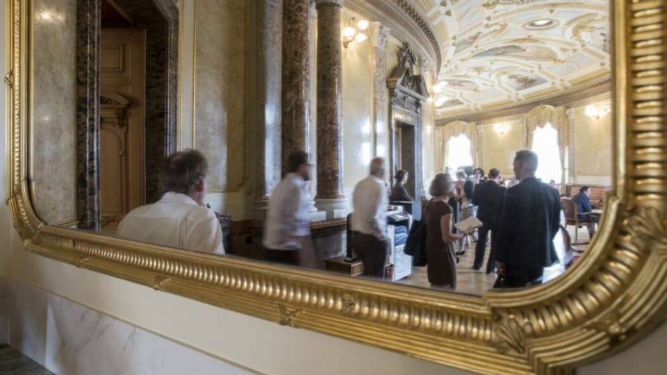 Parlamentarier, Lobbyisten und Journalisten in der Wandelhalle im Bundeshaus in Bern.