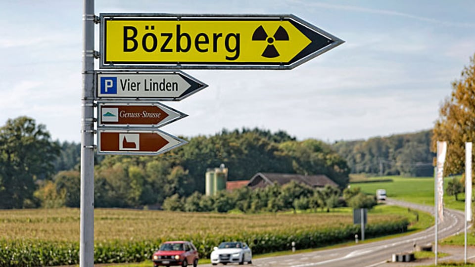 Der radioaktive Abfall der Schweiz könnte dereinst in den Untergrund des Bözberg verschwinden. (digital nachbearbeitetes Symbolbild, Wegweiser gelb eingefärbt und mit Nuklearzeichen versehen.)