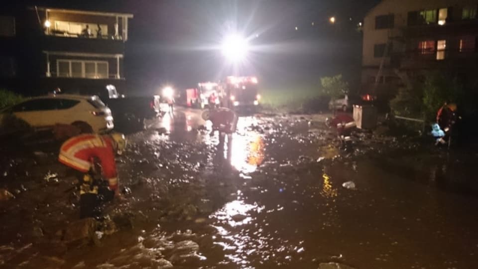Überflutungen in Dierikon/LU: Feuerwehr im Grosseinsatz, Millionenschäden befürchtet.