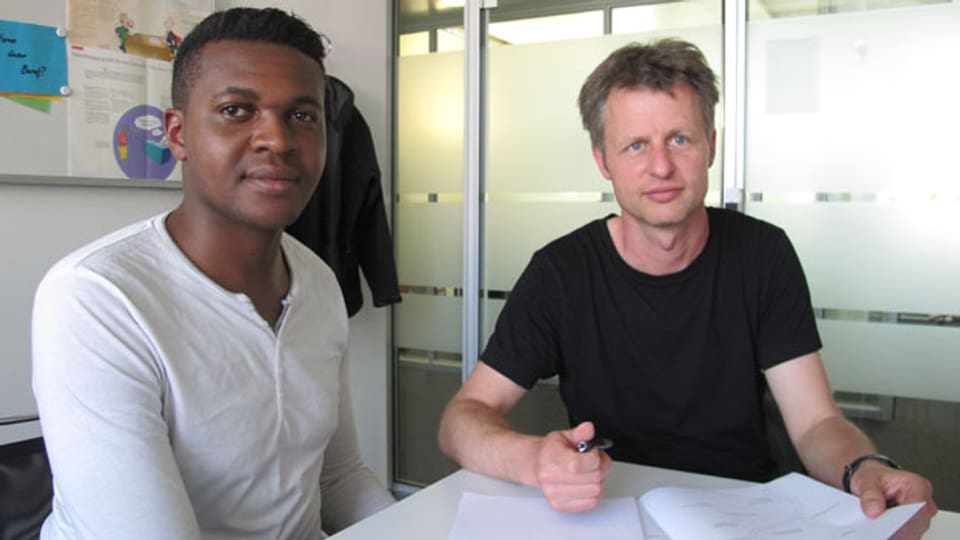 Miguel (links) hat seinen Lehrabschluss geschafft, dank der Unterstützung des Berner Case Managers Andreas Munter.
