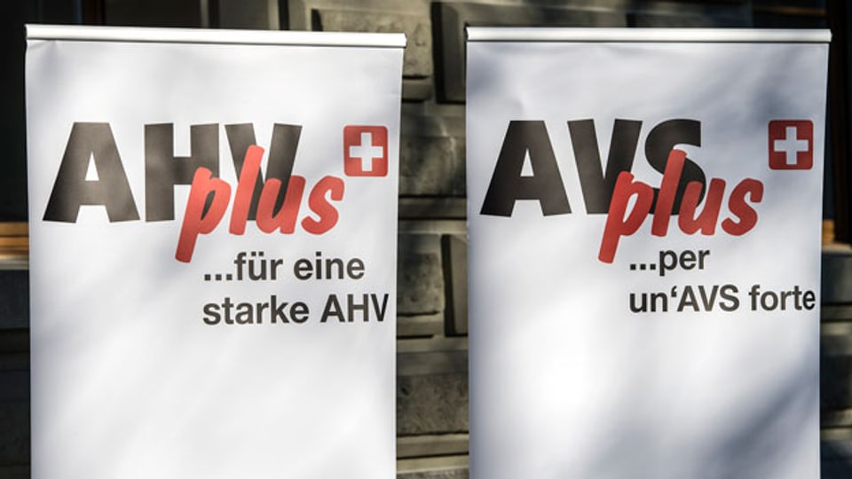 Plakate von Gewerkschaften stehen vor der Einreichung der Volksinititative «AHVplus: für eine starke AHV» vor der Bundeskanzlei in Bern am 17. Dezember 2013. Damit verlangt der Gewerkschaftsbund, dass die AHV-Renten um zehn Prozent erhöht werden.