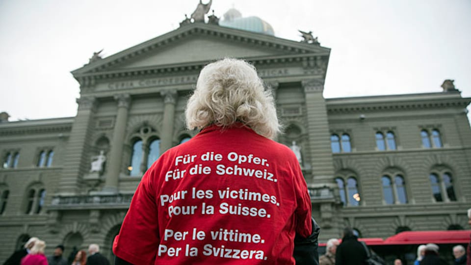 Eine Betroffene bei der Einreichung der Unterschriften für die «Wiedergutmachungsinitiative», am 19. Dezember 2014 in Bern.
