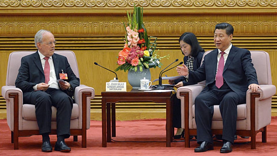 Bundesrat Johann Schneider-Ammann mit dem chineischen Präsidenten Xi Jinping, am 29. Juni in der Grossen Halle des Volkes in Peking.