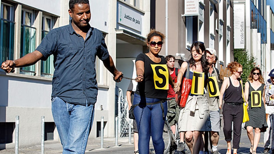 Eine Menschenkette vor der kantonalen Justizdirektion in Lausanne.