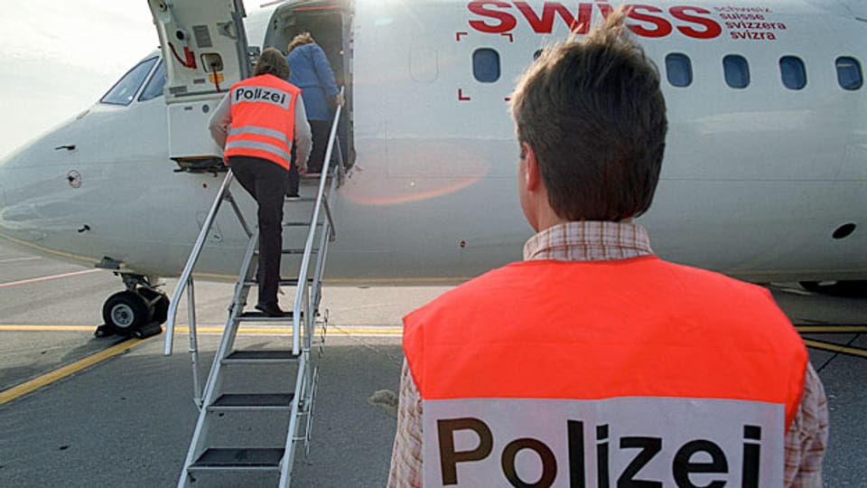 Die Nationale Kommission zur Verhütung von Folter sieht auch bei kantonalen Polizeikorps, welche die Transfers zum Flughafen machen, Verbesserungspotential: Diese gingen sehr unterschiedlich um mit den Personen, die ausgeschafft werden.