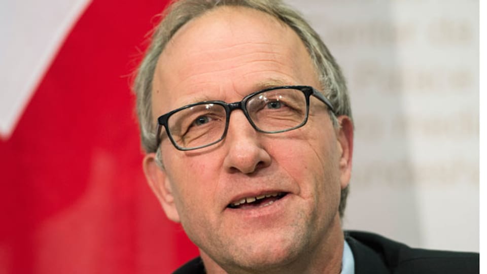 Peter Hegglin, Präsident der kantonalen Konferenz der Finanzdirektorinnen und Finanzdirektoren (FDK), spricht an einer Medienkonferenz zur Erbschaftssteuerreform am 21. April 2015 in Bern.