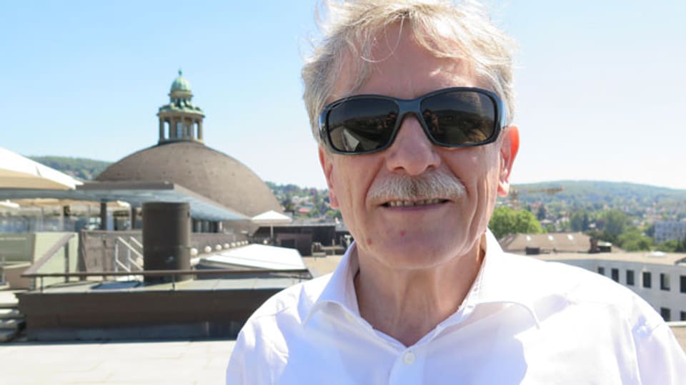 Bernhard Plattner auf der Terrasse des Dozentenfoyers mit Kuppel im Hintergrund.