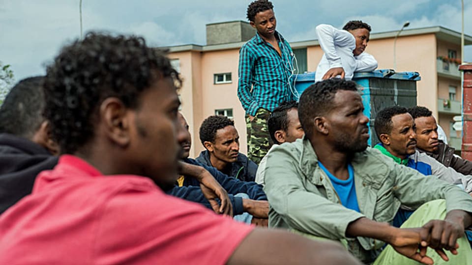Junge Männer aus Eritrea nach ihrer Ankunft in der Schweiz, in der Zivilschutzanlage von Lumino.