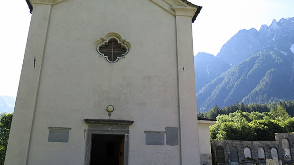 Kirche und Friedhof von Borgonovo.