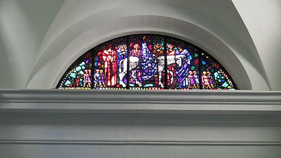 Das Kirchenfenster, das Augusto Giacometti 1935 für die reformierte  Kirche von Borgonovo gestaltet hat: «Einzug Jesu in Jerusalem».