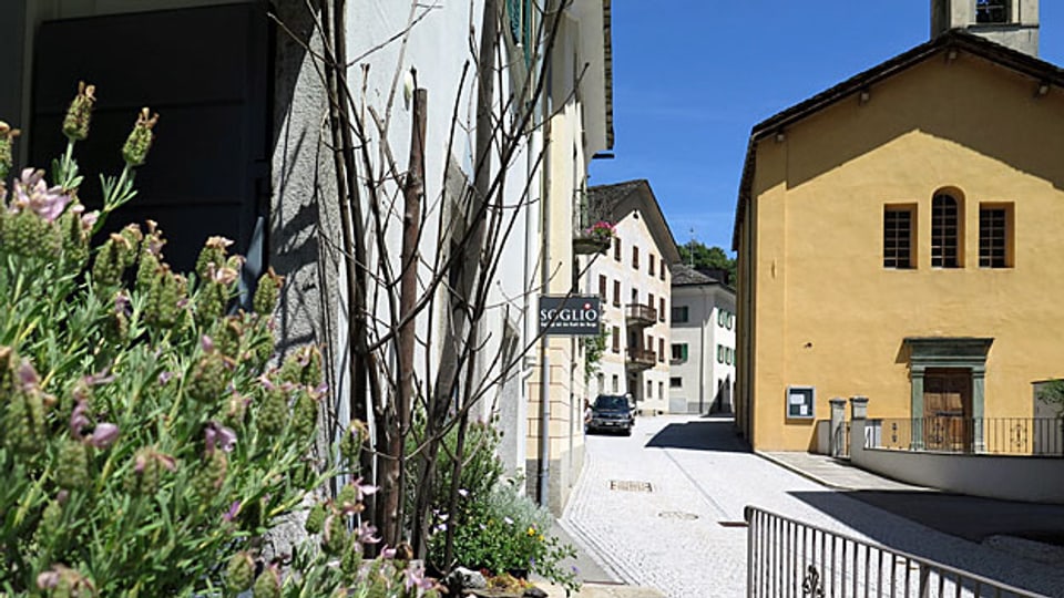 In der Dorfstrasse von Castasegna kann man die Naturkosmetik-Produkte von «Soglio» kaufen.