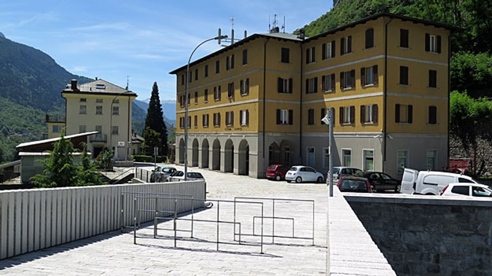 Eine Metallschranke markiert die schweizerisch-italienische Grenze.