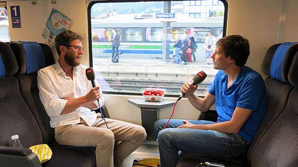 Luciano Mmarinello und Dominik Meier beim Halt im Bahnhof Pfäffikon.