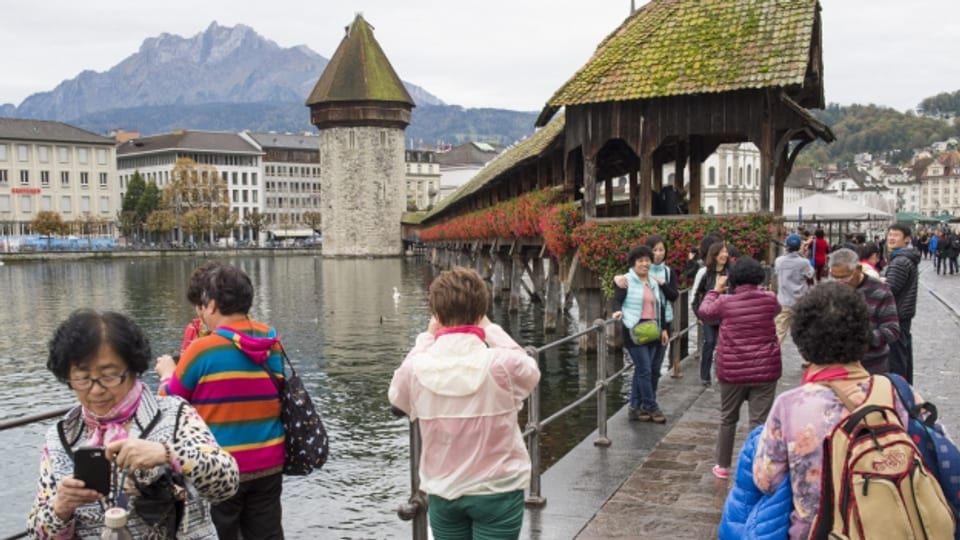 Touristen vor der Luzerner Kapellbrücke