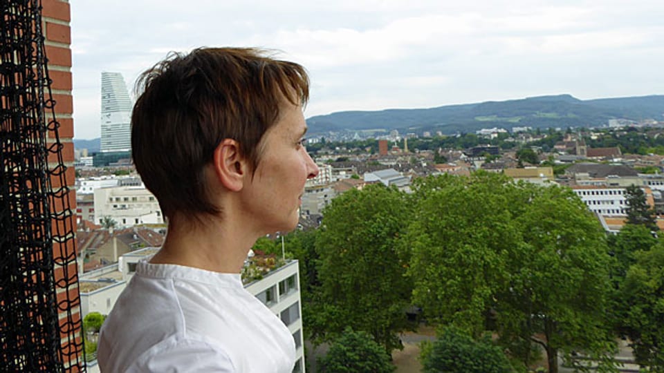 Christine Binswanger und der Blick aus ihrer Wohnung - im 13. Stock eines Hochhauses.