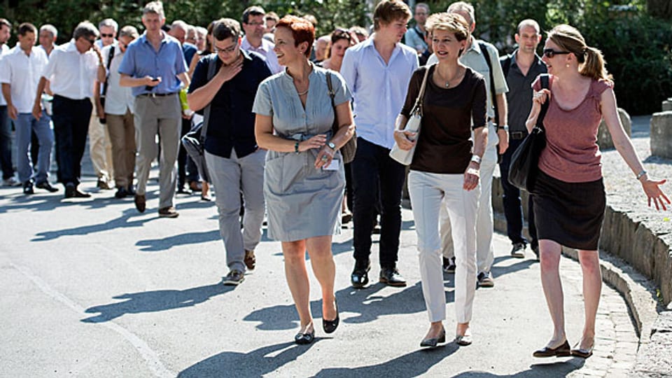 Die Schweiz habe die Situation mit den Asylsuchenden im Griff, und die Strukturen würden bestens funktioniern, sagte Bundespräsidentin Sommaruga anlässlich ihres Spaziergangs mit Journalistinnen und Journalisten in Bern.