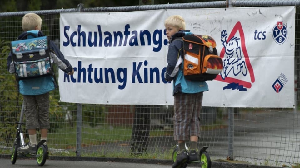 Plakate am Strassenrand künden vom Schulbeginn in mehreren Schweizer Kantonen.
