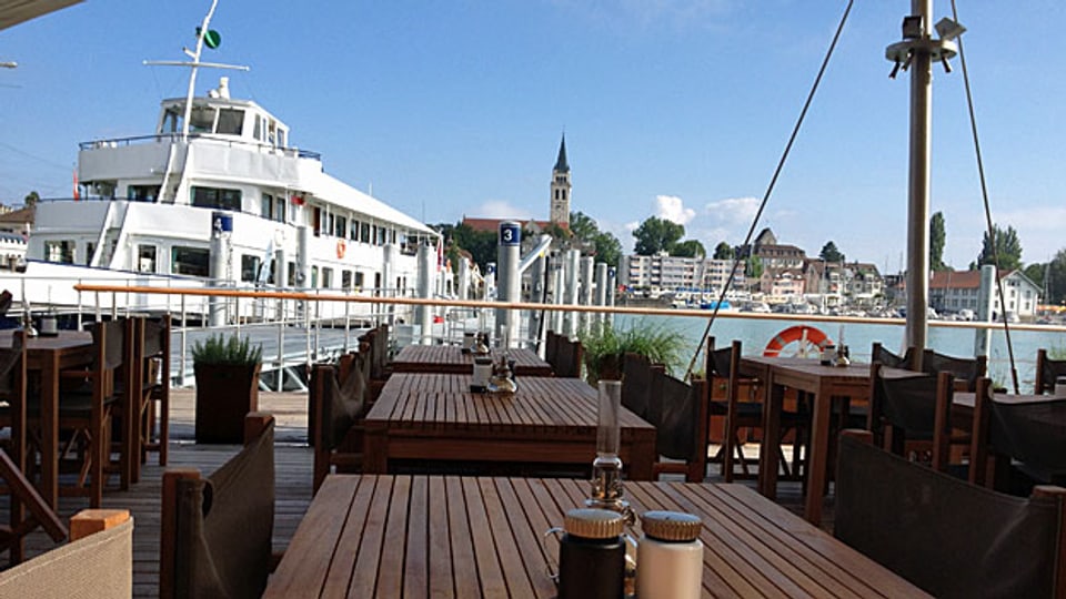 Laut einer Studie der Universität München gab es 2013 am Bodensee 18 Millionen Übernachtungen. 12 Millionen am Deutschen Ufer, und nur gerade 2 Millionen auf der Schweizer Seite. Bild: Terrasse des neuen Hafenrestaurants in Romanshorn.