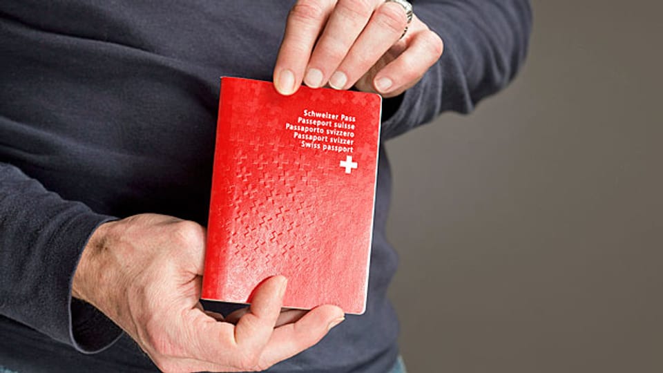 Wann können Ausländerinnen und Ausländer den Schweizer Pass beantragen - und vor allem: wann dürfen sie es nicht? Der Bundesrat hat die konkreten Kriterien für die Einbürgerung festgelegt.