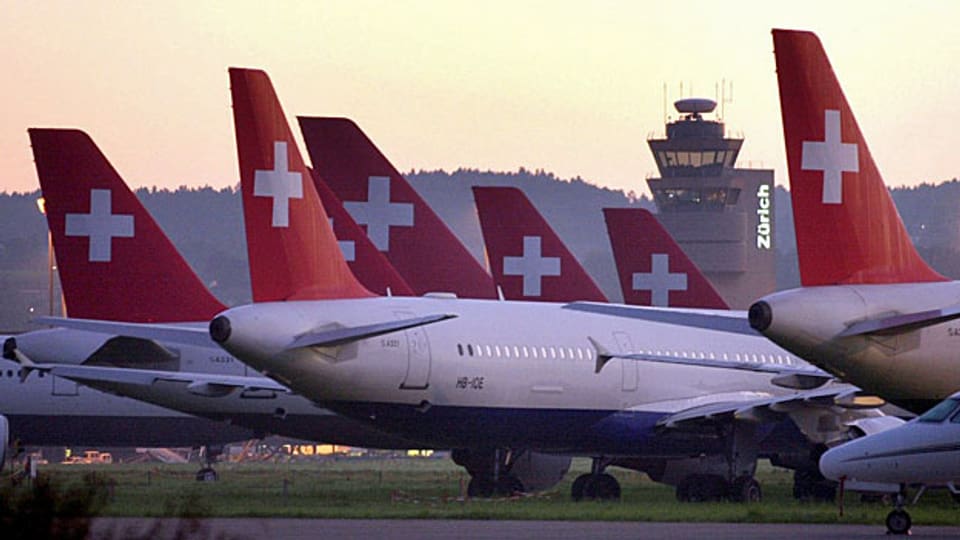 Mit der Übernahme der Swiss durch die deutsche Lufthansa im Jahr 2005 befürchteten viele, die Swiss werde ihre Eigenständigkeit verlieren. Vor diesem Hintergrund wurde am 3. Oktober 2005 für die Dauer von zehn Jahren die Swiss Luftfahrtstiftung SLS gemeinsam vom Bundesrat, der Swiss und der Lufthansa eingesetzt. Bild: Swissair-Grounding im Oktober 2001.