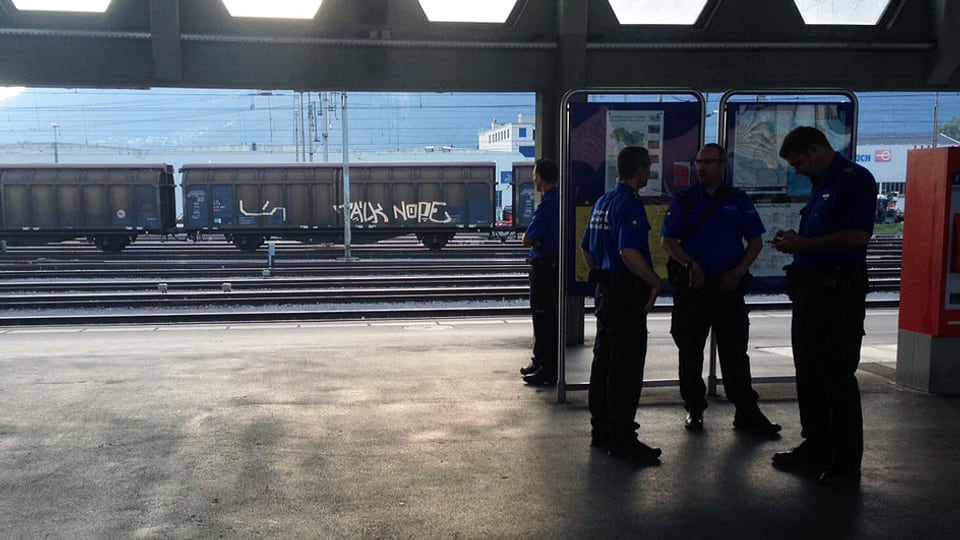 Polizeibeamte erwarten am Bahnhof Buchs den Nachtzug aus Budapest.