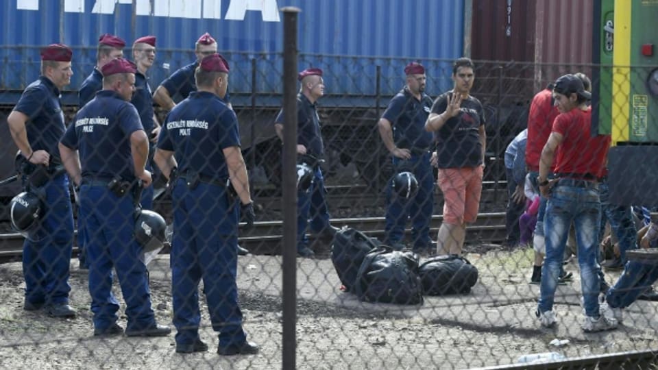 Die ungarische Polizei hindert ab Bahnhof in Bicske einen Zug mit Flüchtlingen an der Weiterfahrt.
