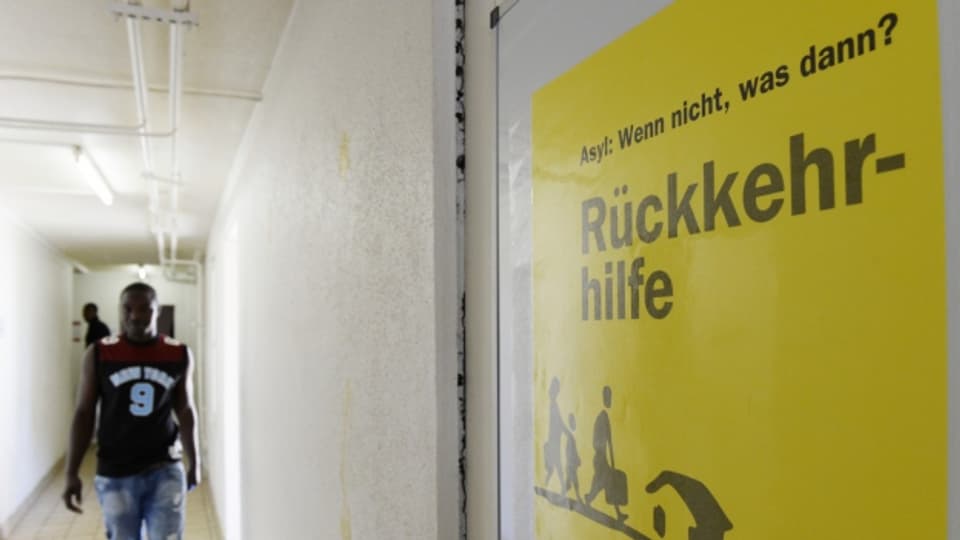 Ein Plakat an der Wand des Asylzentrums Juch.