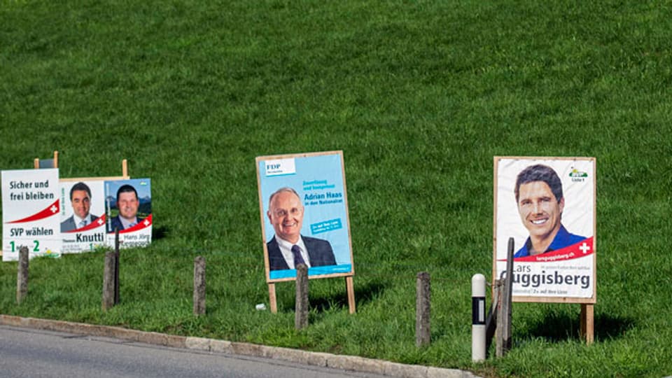 Wahlplakate säumen im ganzen Land die Strassen.