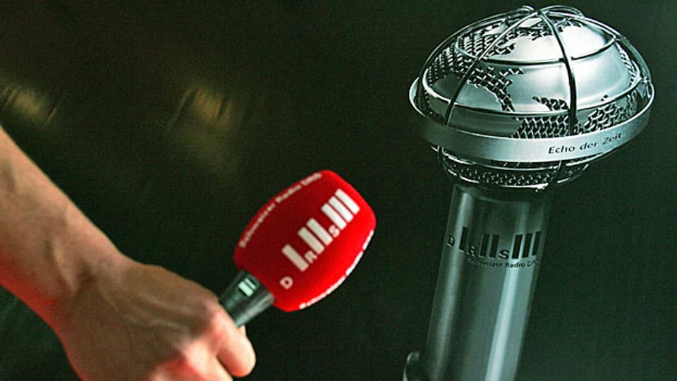 Zwei Mikrofone eines, das 2005 im Gebrauch war - und eines, das zum 60-Jahr-Jubiläum des Echos kreiert wurde