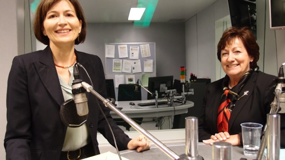 Die Nationalrätinnen Regula Rytz (Grüne, links) und Sylvia Flückiger (SVP) diskutieren über die Frankenstärke.