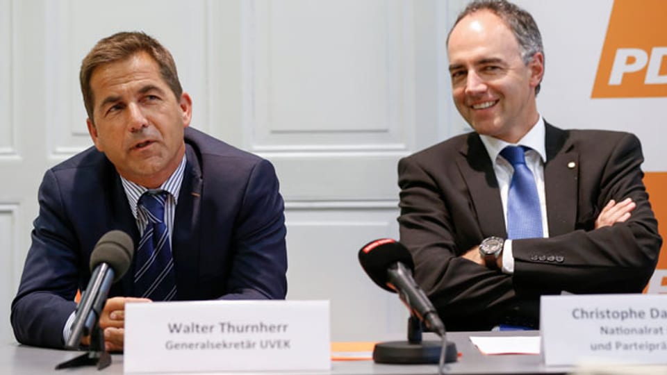 Walter Thurnherr, Generalsekretär UVEK, (links) und CVP-Parteipräsident Christophe Darbellay am 6. Oktober 2015 in Bern.