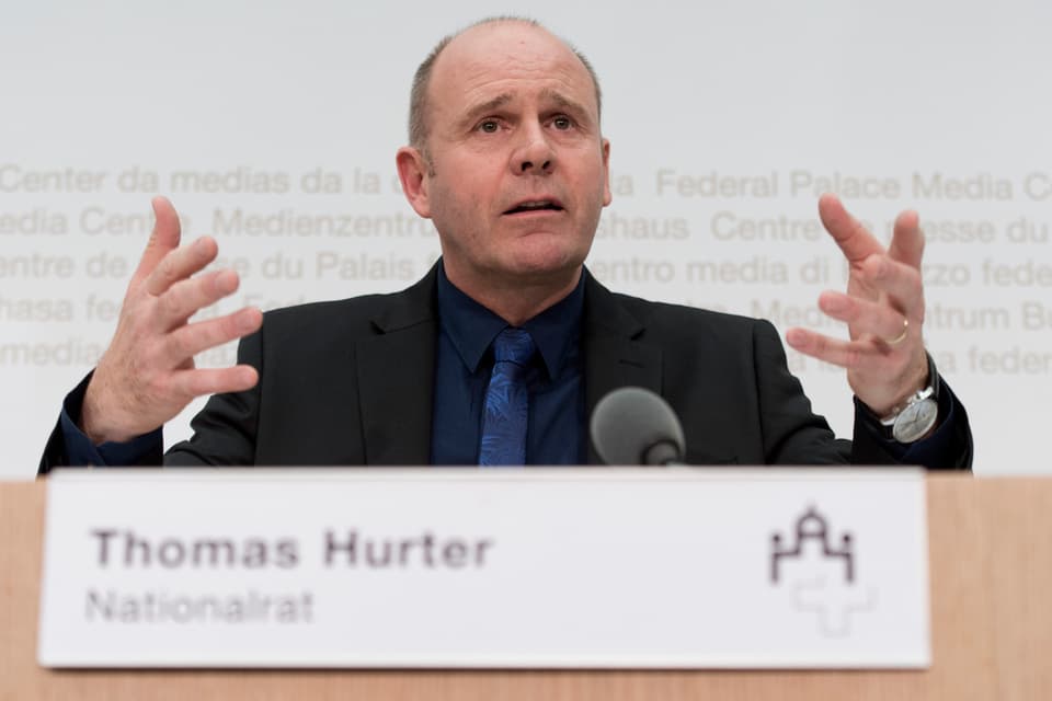 Thomas Hurter, SVP-Nationalrat bei einer Pressekonferenz im Bundeshaus.