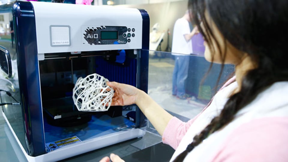 Mit 3D-Druckern kann man dreidimensionale Gegenstände ausdrucken, zum Beispiel Maschinenteile, Spielzeuge, Zahnimplantate, Protesen, Hörgeräte und vieles mehr. Vor allem in der Herstellung von Prototypen haben sich die 3D-Drucker bewährt.