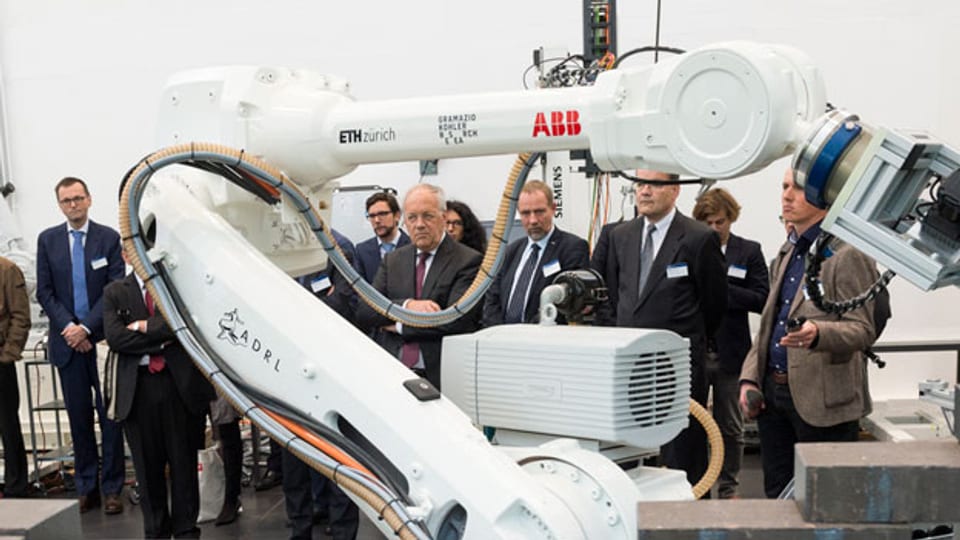 Bundesrat Johann Schneider-Ammann (Mitte) besucht das Robotische Fertigungslabor an der ETH Zürich.