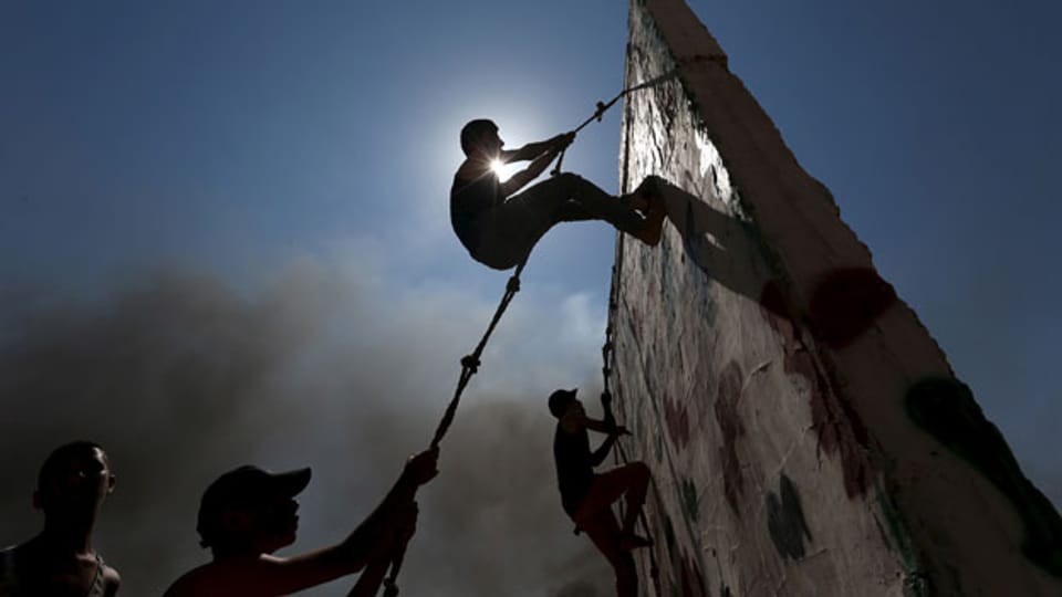 Junge Palästinenser während einer Übung in einem Sommerlager  der Islamischen Jihad-Bewegung  IS im südlichen Gazastreifen.